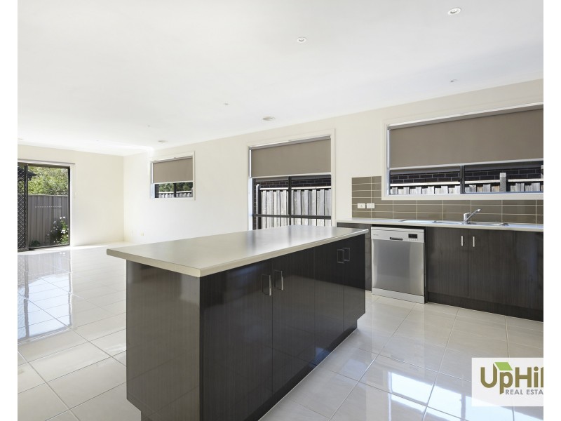 33 Belmont Crescent, Pakenham VIC 3810