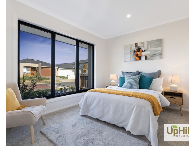 8 Respect Avenue, Clyde North VIC 3978