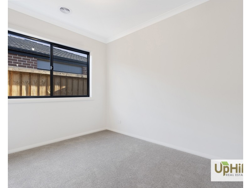 8 Respect Avenue, Clyde North VIC 3978