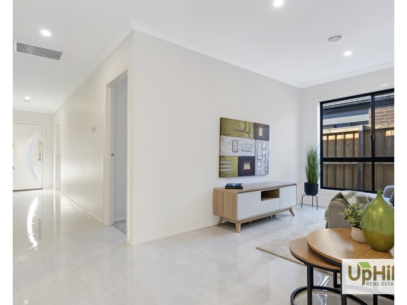 8 Respect Avenue, Clyde North VIC 3978