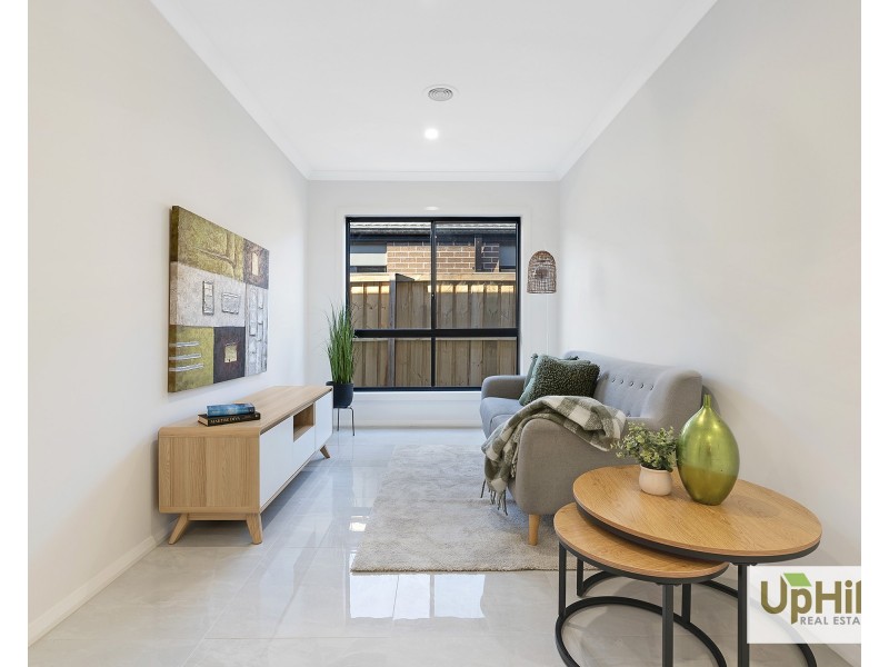 8 Respect Avenue, Clyde North VIC 3978