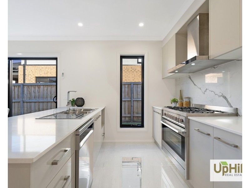 8 Respect Avenue, Clyde North VIC 3978