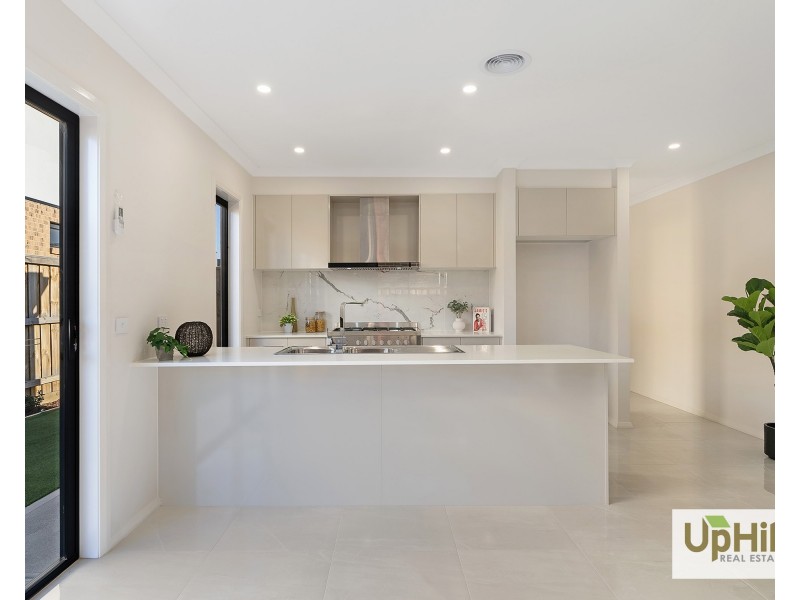 8 Respect Avenue, Clyde North VIC 3978