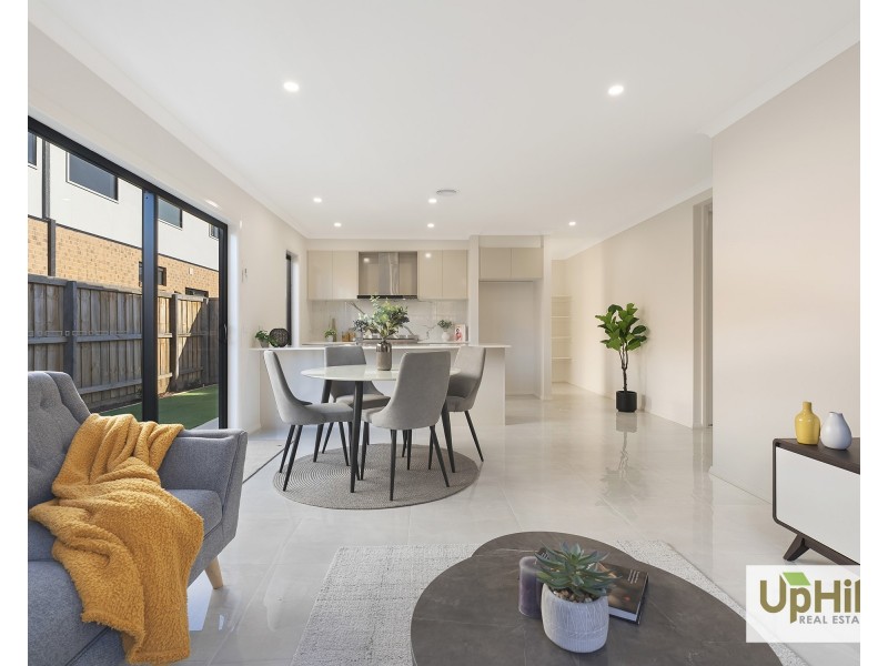 8 Respect Avenue, Clyde North VIC 3978