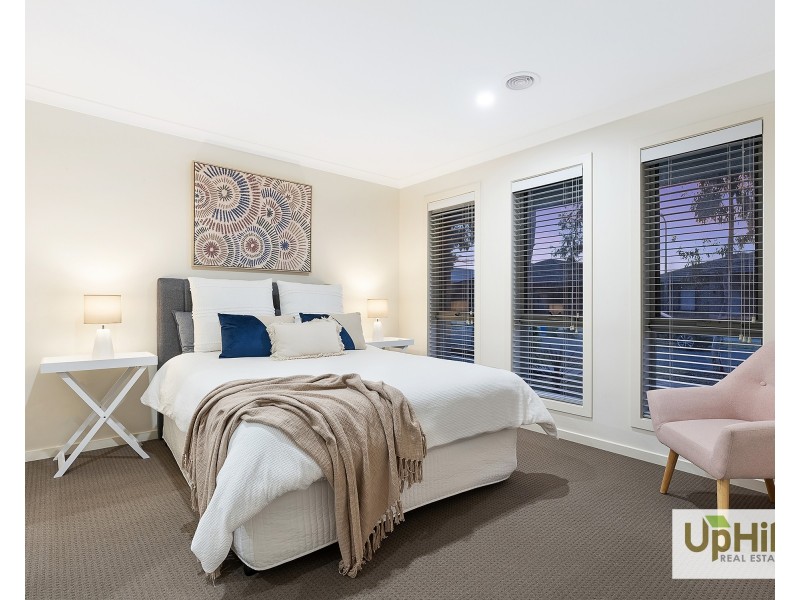 5 Pebblestone Circuit, Clyde North VIC 3978