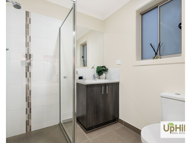 5 Pebblestone Circuit, Clyde North VIC 3978