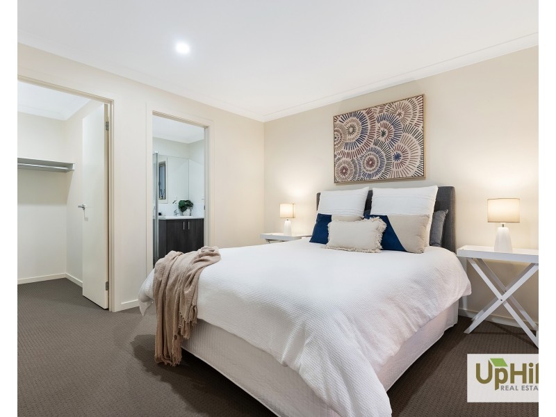 5 Pebblestone Circuit, Clyde North VIC 3978