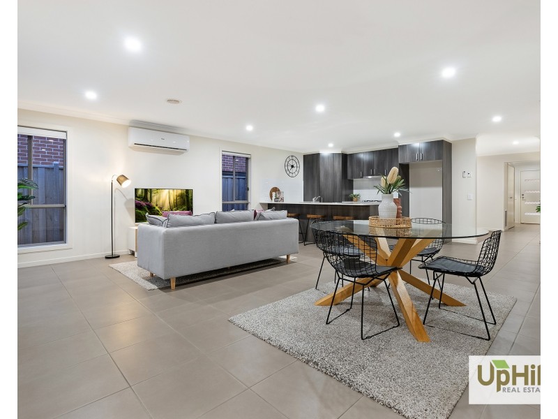 5 Pebblestone Circuit, Clyde North VIC 3978