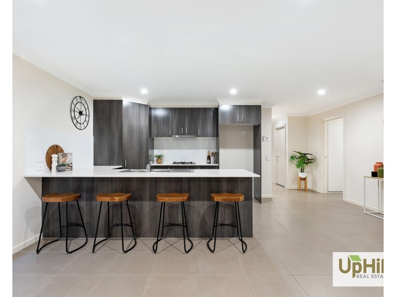 5 Pebblestone Circuit, Clyde North VIC 3978