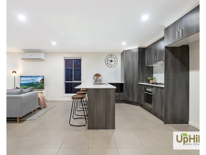 5 Pebblestone Circuit, Clyde North VIC 3978