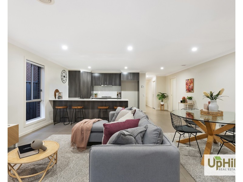 5 Pebblestone Circuit, Clyde North VIC 3978