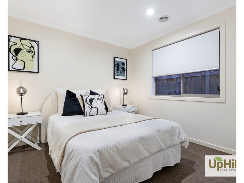 5 Pebblestone Circuit, Clyde North VIC 3978