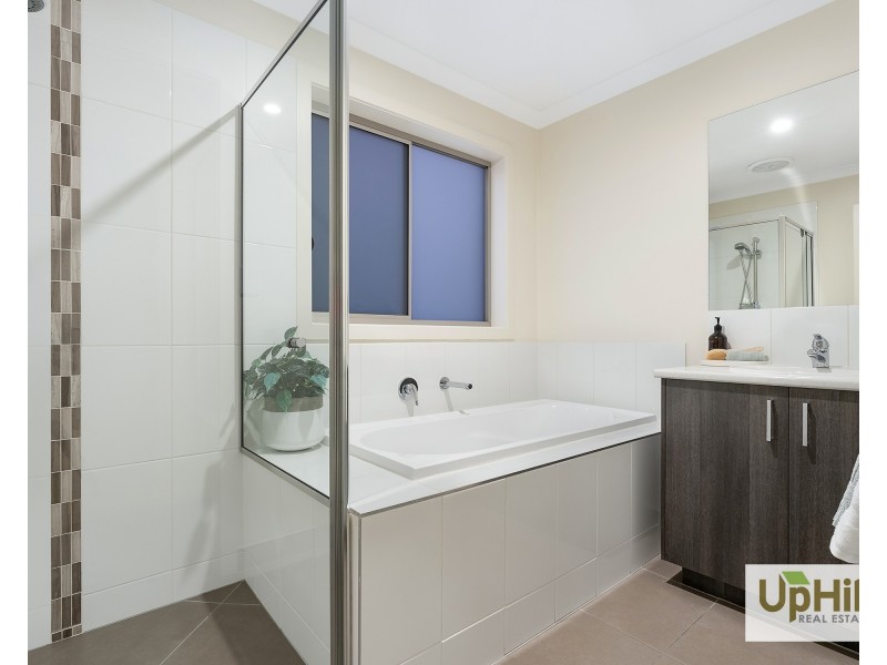 5 Pebblestone Circuit, Clyde North VIC 3978