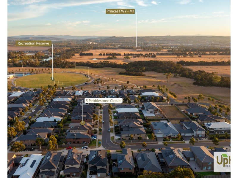 5 Pebblestone Circuit, Clyde North VIC 3978