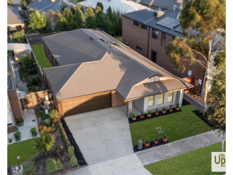 5 Pebblestone Circuit, Clyde North VIC 3978