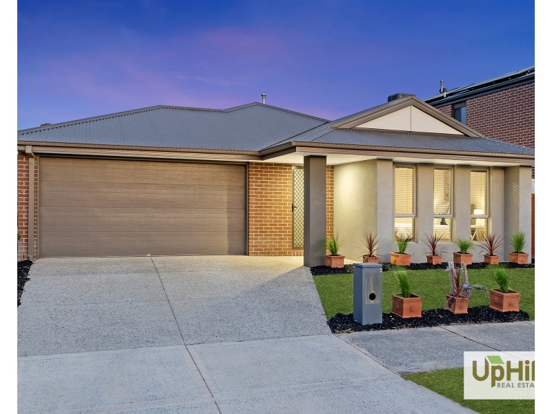 5 Pebblestone Circuit, Clyde North VIC 3978