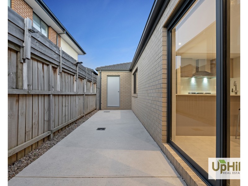 18 Palacio Terrace, Clyde North VIC 3978