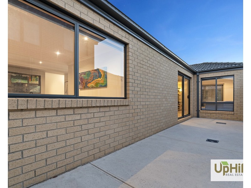 18 Palacio Terrace, Clyde North VIC 3978