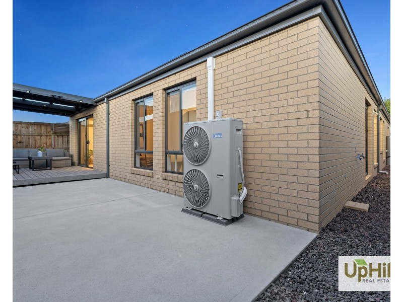 18 Palacio Terrace, Clyde North VIC 3978
