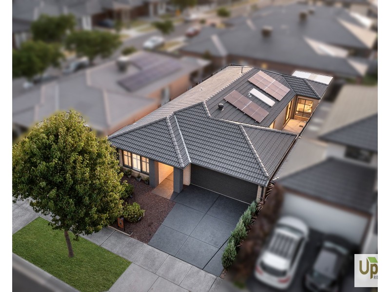 18 Palacio Terrace, Clyde North VIC 3978