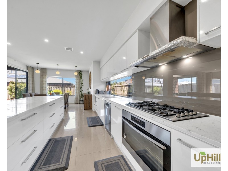 3 Picnic Avenue, Clyde North VIC 3978