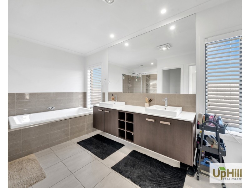 3 Picnic Avenue, Clyde North VIC 3978