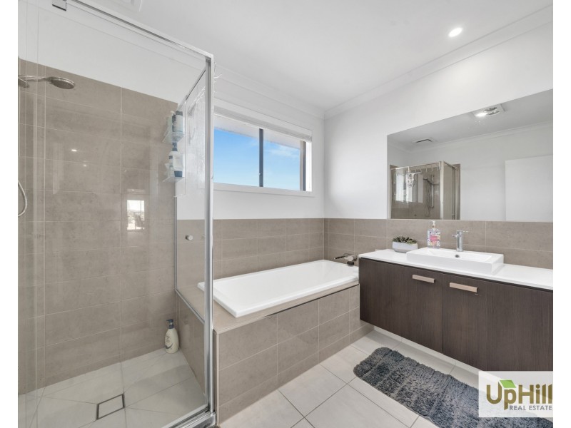 3 Picnic Avenue, Clyde North VIC 3978