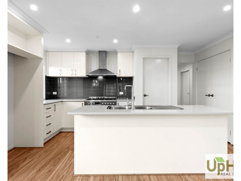 15 Scullin Street, Cranbourne East VIC 3977