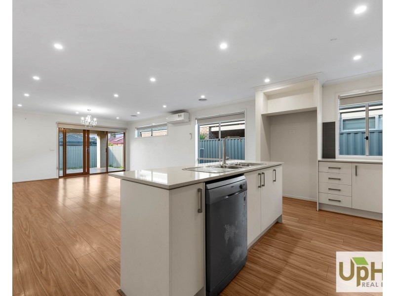 15 Scullin Street, Cranbourne East VIC 3977