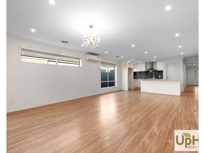 15 Scullin Street, Cranbourne East VIC 3977