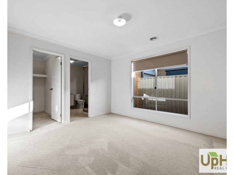 15 Scullin Street, Cranbourne East VIC 3977