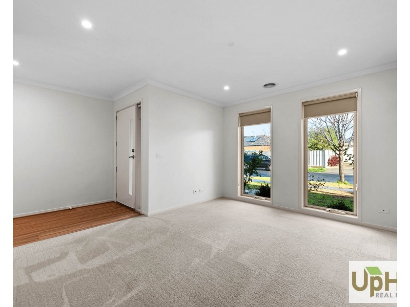 15 Scullin Street, Cranbourne East VIC 3977