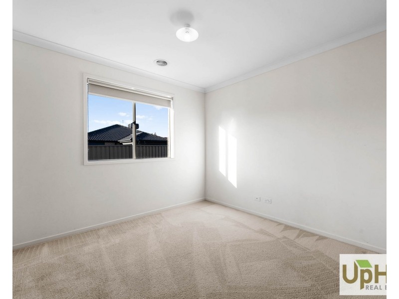 15 Scullin Street, Cranbourne East VIC 3977