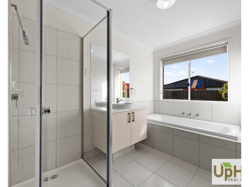 15 Scullin Street, Cranbourne East VIC 3977