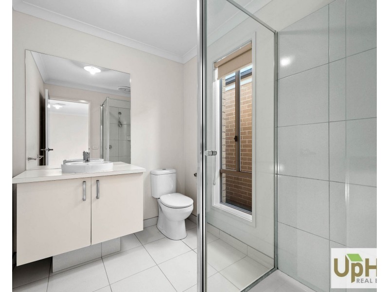 15 Scullin Street, Cranbourne East VIC 3977