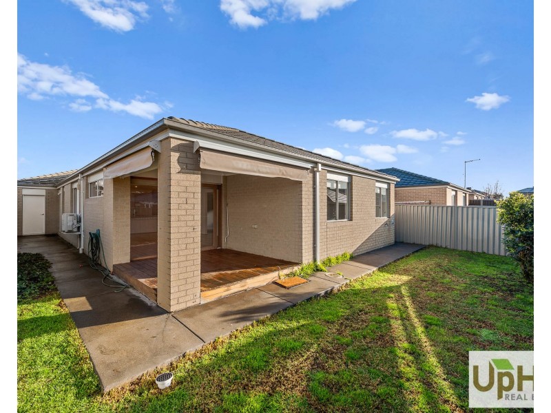 15 Scullin Street, Cranbourne East VIC 3977