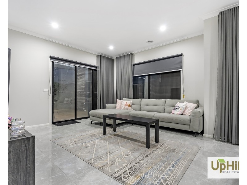 16 Vesna Avenue, Clyde North VIC 3978