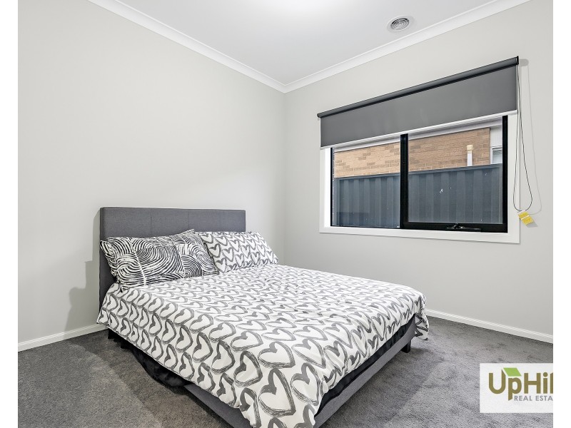 16 Vesna Avenue, Clyde North VIC 3978