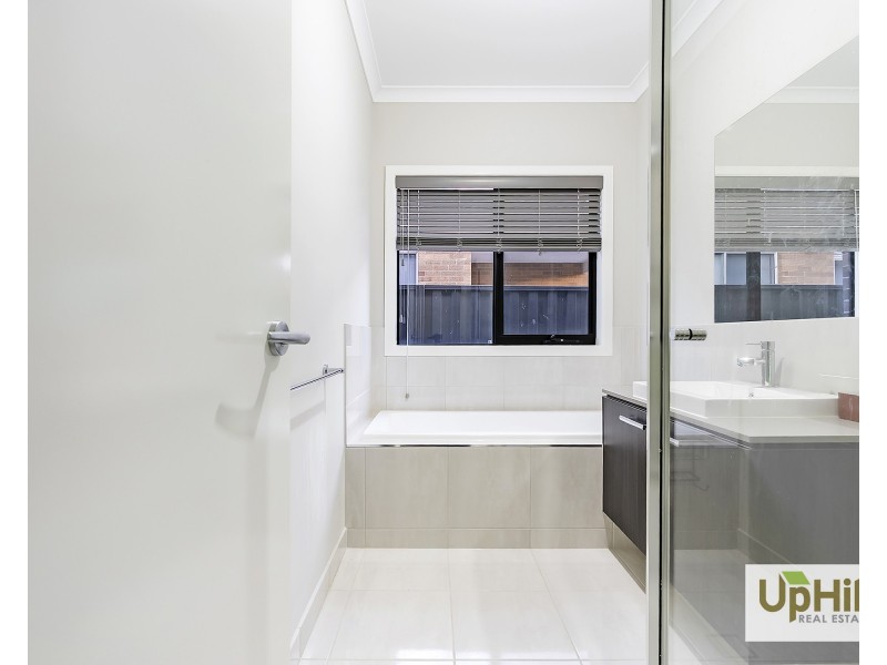 16 Vesna Avenue, Clyde North VIC 3978