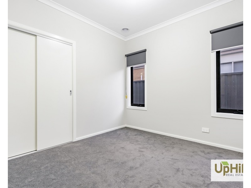 16 Vesna Avenue, Clyde North VIC 3978