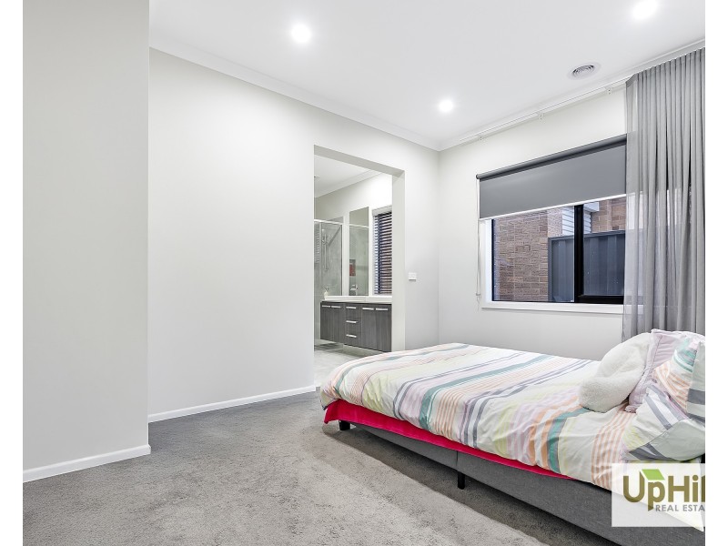 16 Vesna Avenue, Clyde North VIC 3978