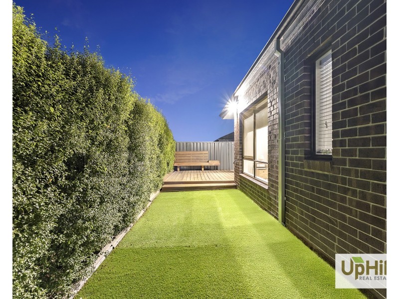 16 Vesna Avenue, Clyde North VIC 3978