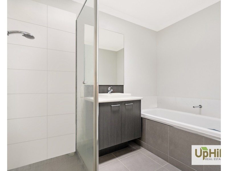 28 Yellow Robin Circuit, Cranbourne East VIC 3977