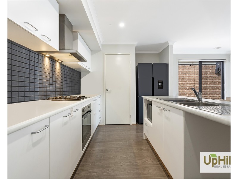 28 Yellow Robin Circuit, Cranbourne East VIC 3977