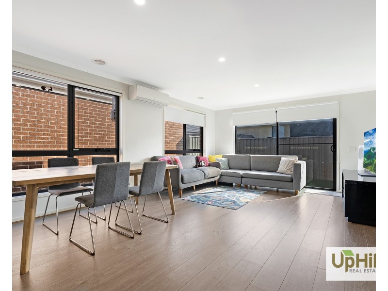 28 Yellow Robin Circuit, Cranbourne East VIC 3977