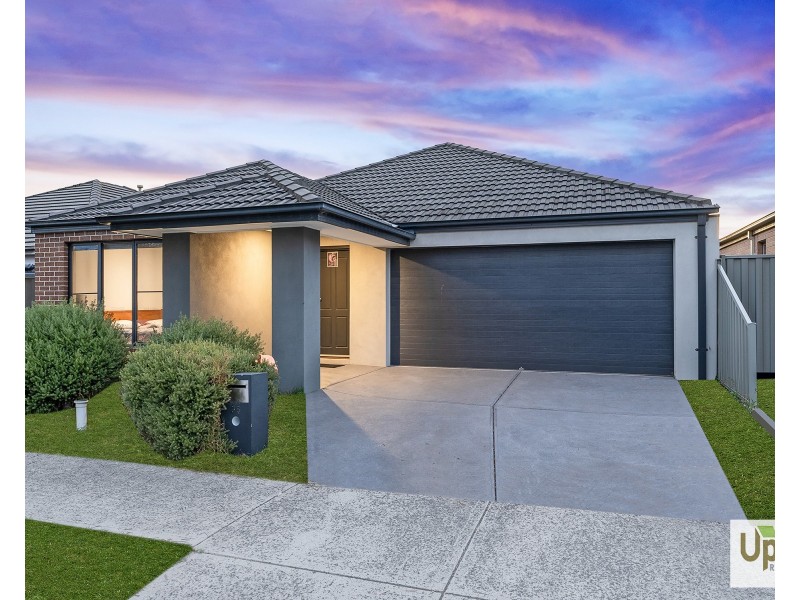 28 Yellow Robin Circuit, Cranbourne East VIC 3977