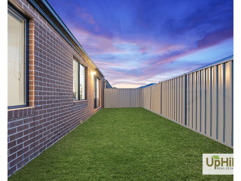 28 Yellow Robin Circuit, Cranbourne East VIC 3977