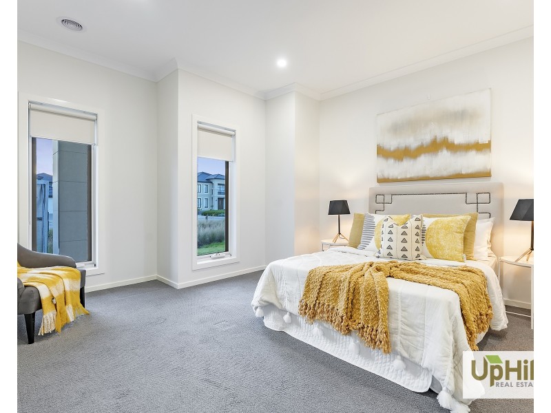 18 Velvet Circuit, Clyde North VIC 3978