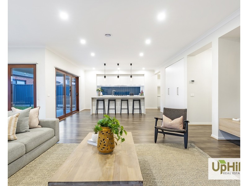 18 Velvet Circuit, Clyde North VIC 3978