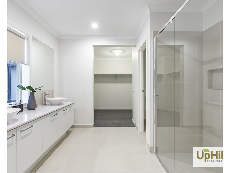 18 Velvet Circuit, Clyde North VIC 3978